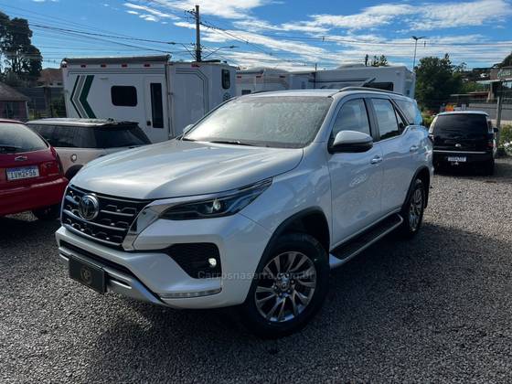 TOYOTA HILUX SW4 2.8 D-4D TURBO DIESEL SRX 7L 4X4 AUTOMÁTICO